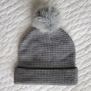 Women's pom beanie
